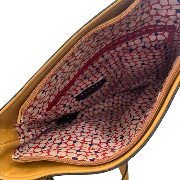 Beautiful AXCESS by Liz Claiborne Cross Body Purse. Carmel colored - Picture 3 of 9